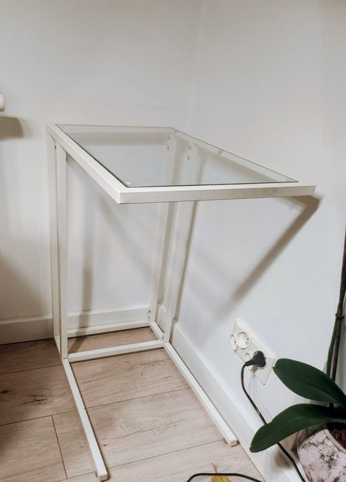 IKEA VITTSJÖ stolik szklany blat 
Stolik pod laptopa, czarnobrąz
