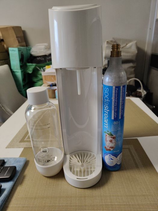 Saturator SodaStream+nowa butelka + pełny nabój CO2