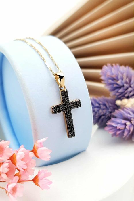 Złota zawieszka krzyż z czarnymi cyrkoniami