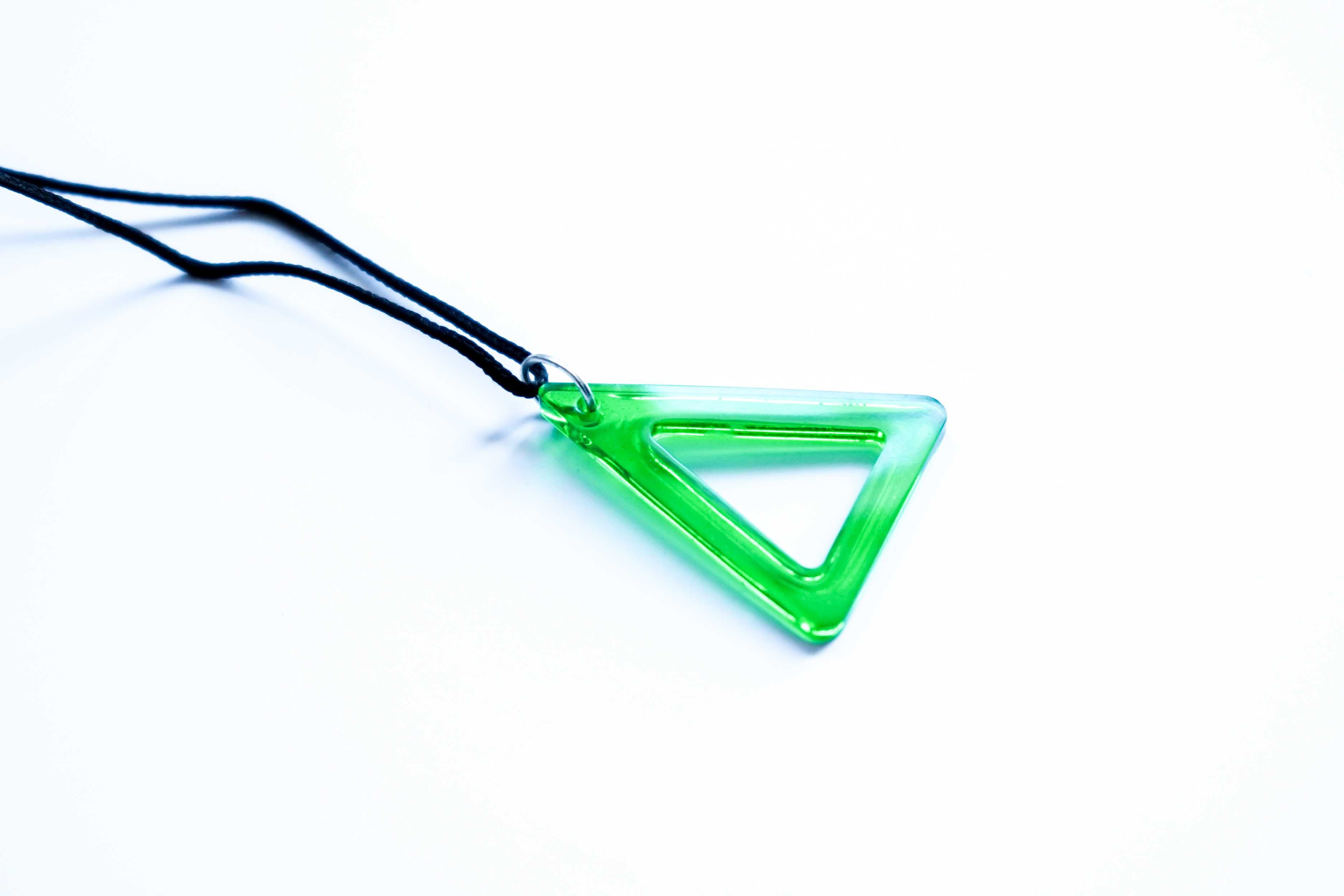 Zielony trójkąt wisiorek z żywicy epoksydowej geometryczny motyw