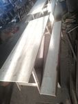 Conjunto de mesa com pés rebatíveis e dois bancos corridos.
