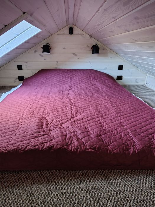 Здається подобово будиночок у лісі