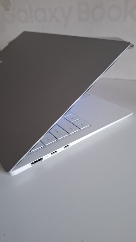Samsung Galaxy Book 2 pro amoled i5-1240P 8 ddr5 256 ssd Alder lake 1