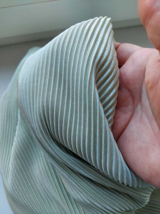 брючный костюм оливкового цвета