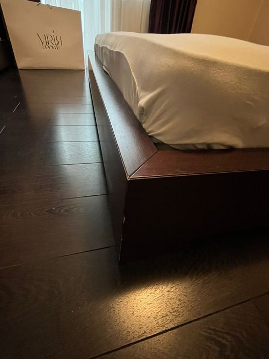 Спальний гарнітур з дерева (ліжко, узголів'я і дві тубмочки, карка