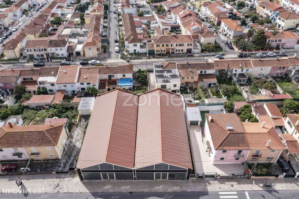 Armazém em artéria movimentada de Queluz, com ABC 796m2