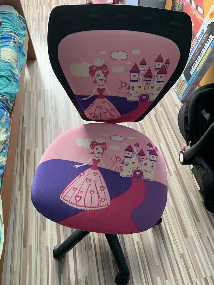Дитячий стілець для дівчинки