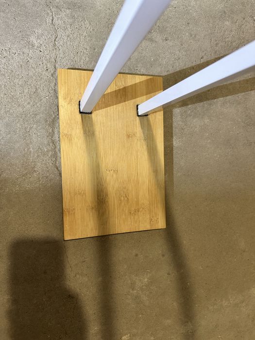 Stojak na ręczniki na podstawie bambusowej