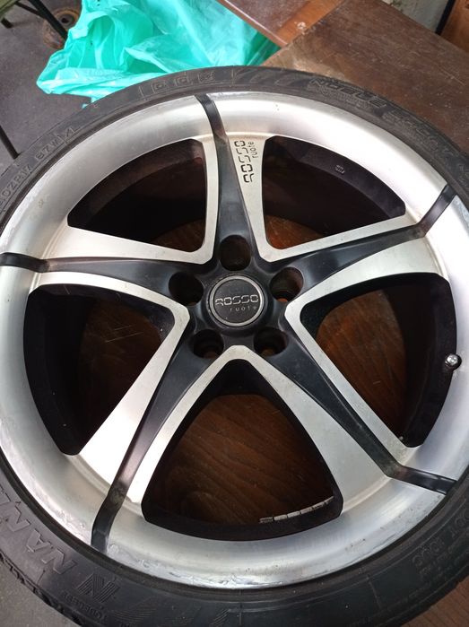 Jantes com pneu com algum piso