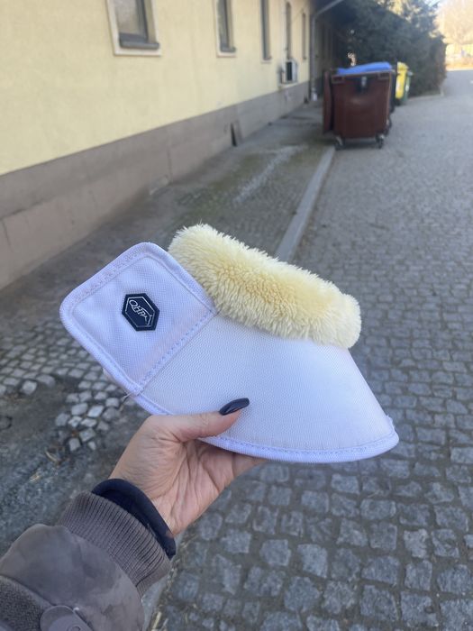 Białe kaloszki z futerkiem QHP