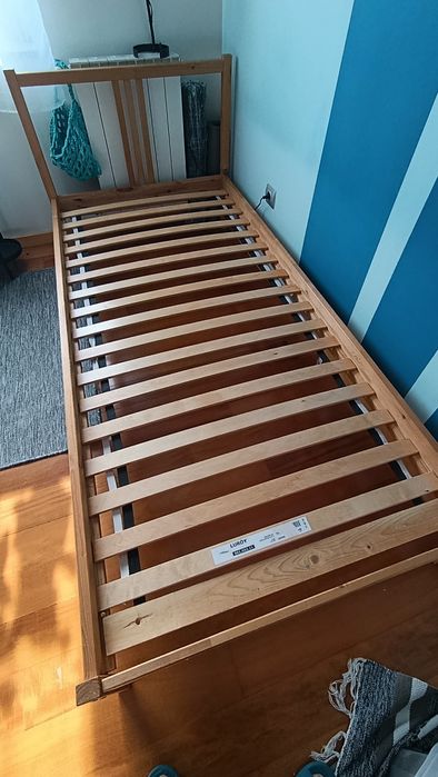 Cama de solteiro de madeira IKEA