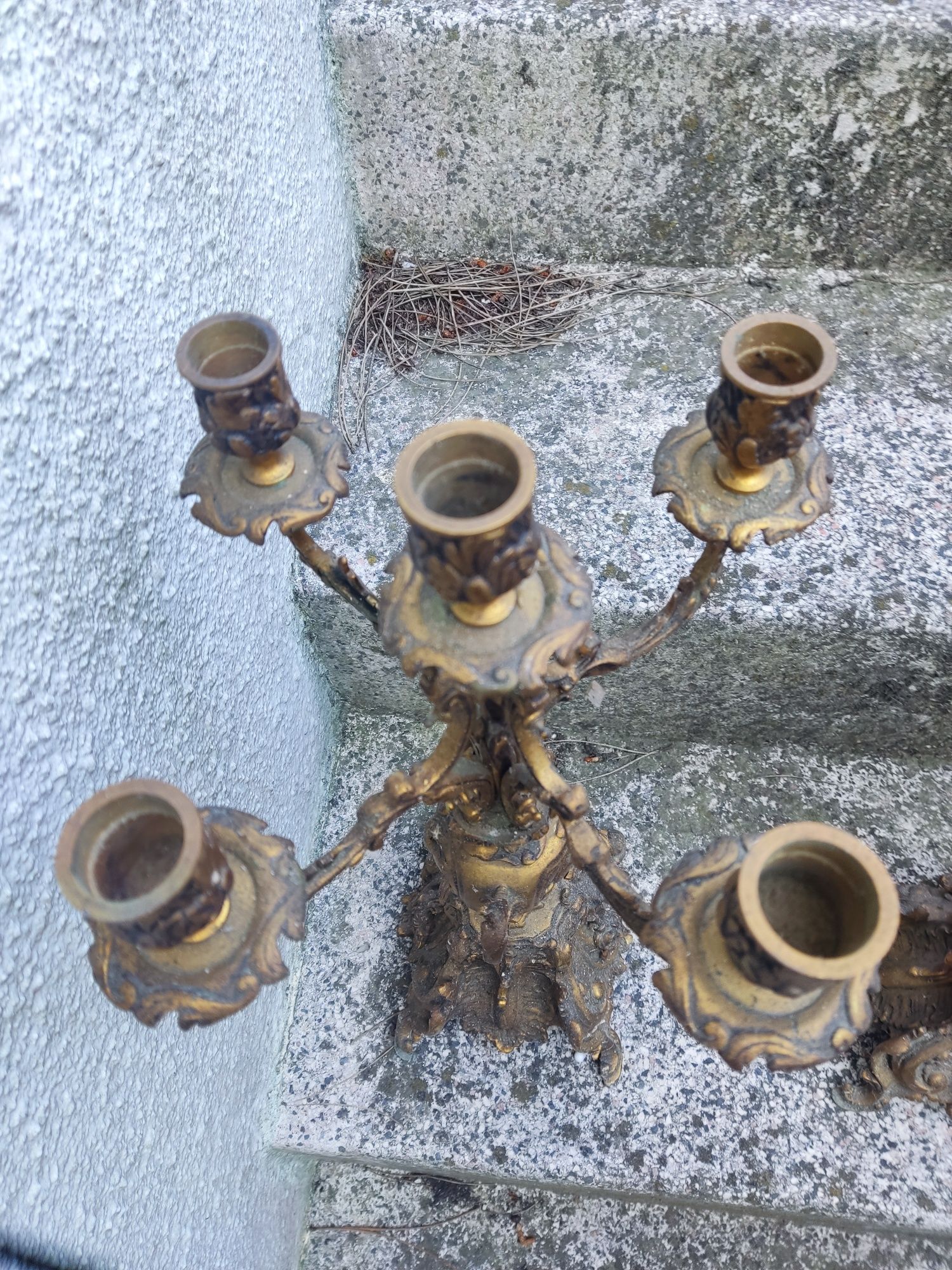 Castiçais góticos dourados em ferro