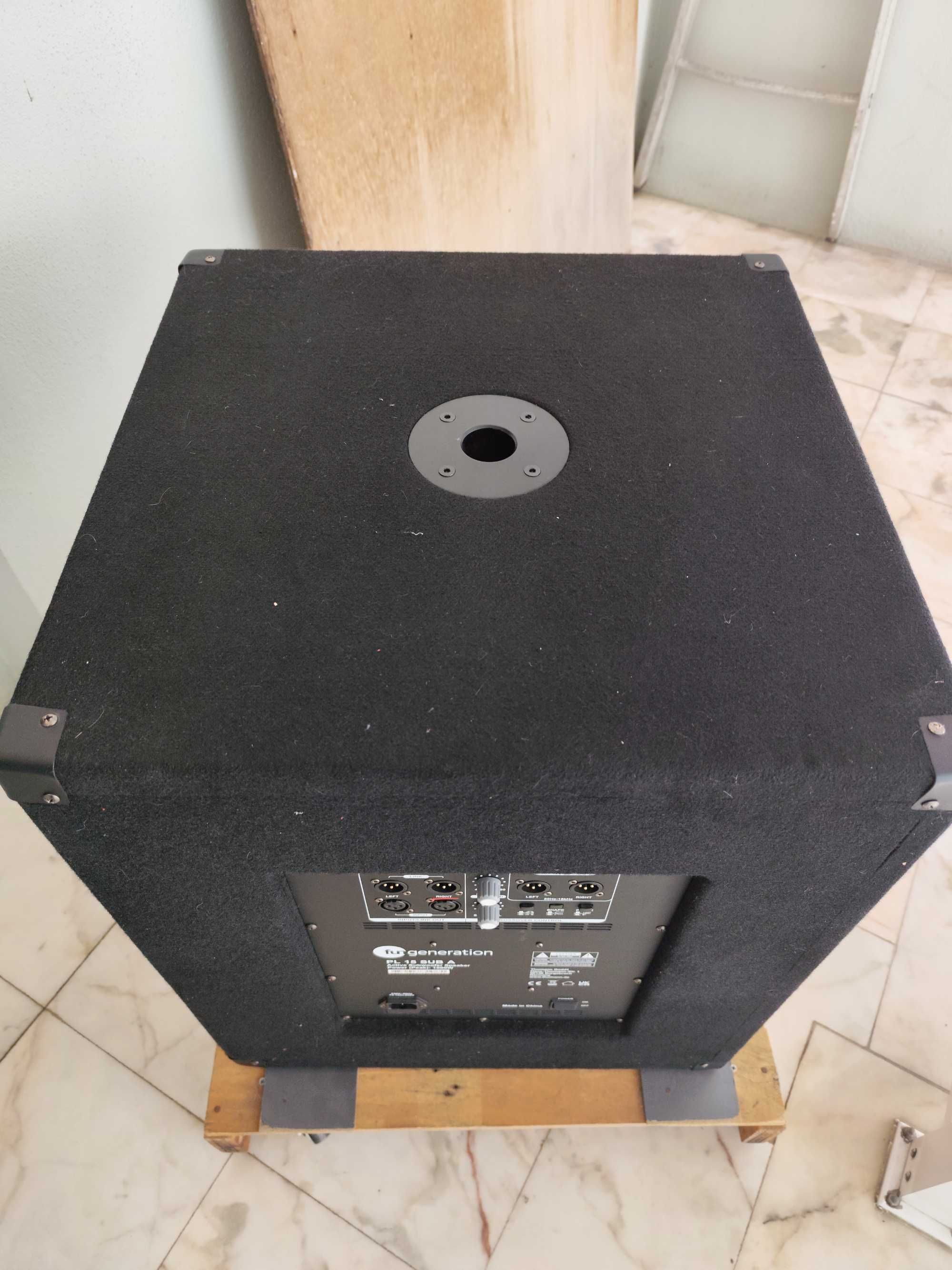 Subwoofer de 15" em bom estado com 1000w de potência.