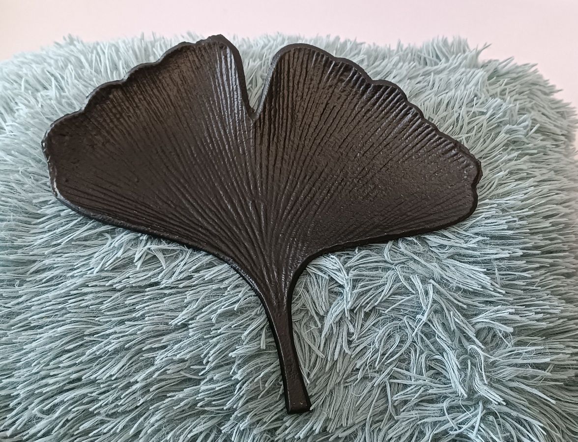 Taca dekoracyjna liść czarny, metalowa ozdoba na stół