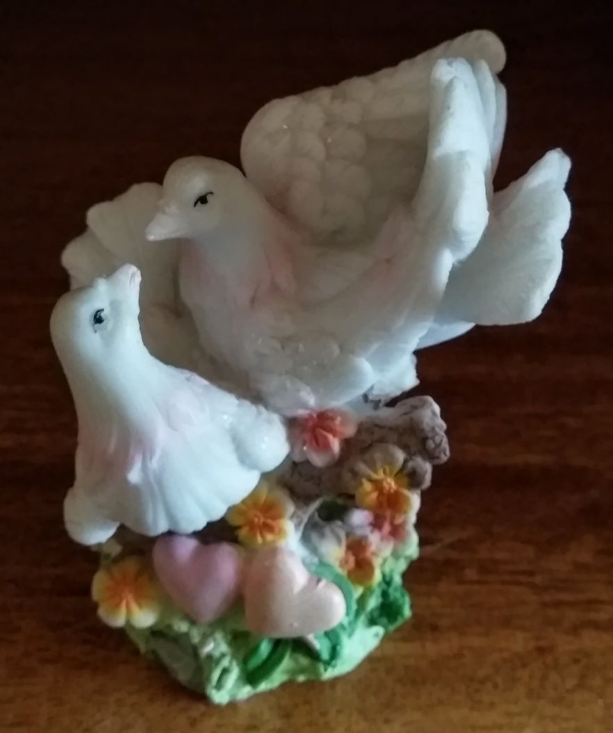 Керамическая статуэтка "Пара белых влюбленных голубей"