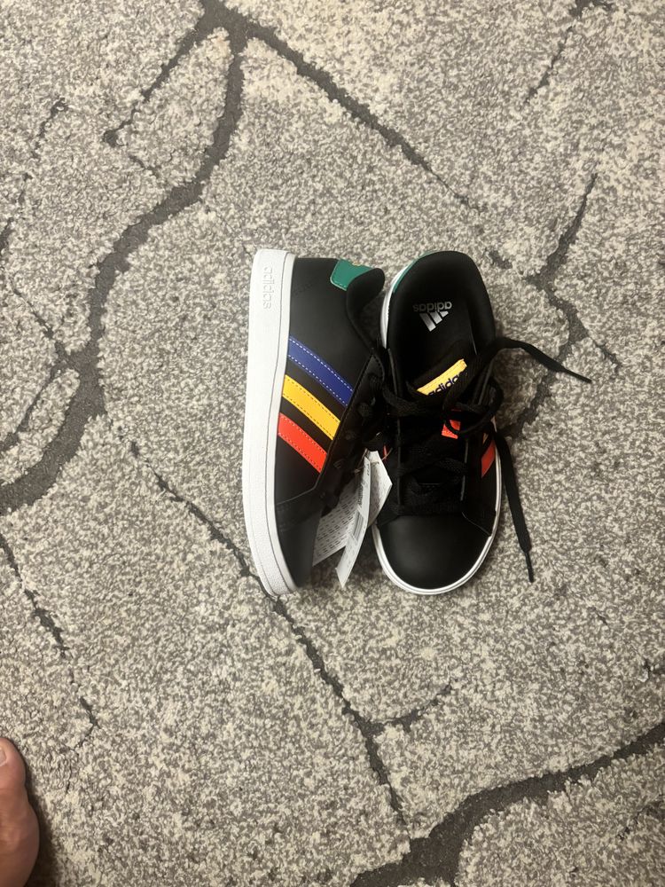Buty  Adidas nowe w pudelku rozmiar 31,5 wkladka 19.5cm