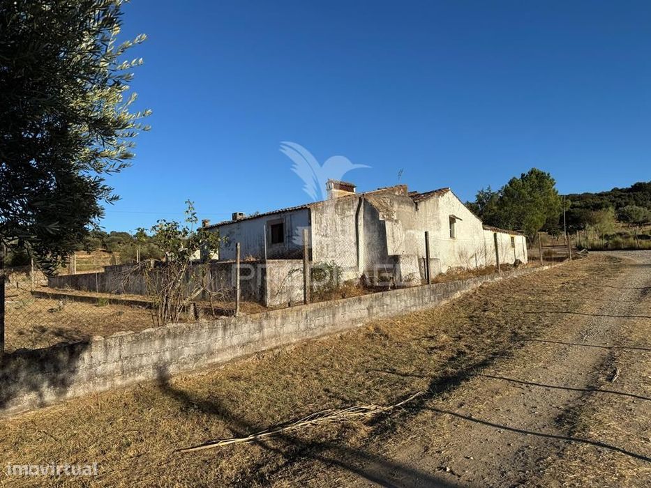Quintinha em zona muito calma e tranquila.