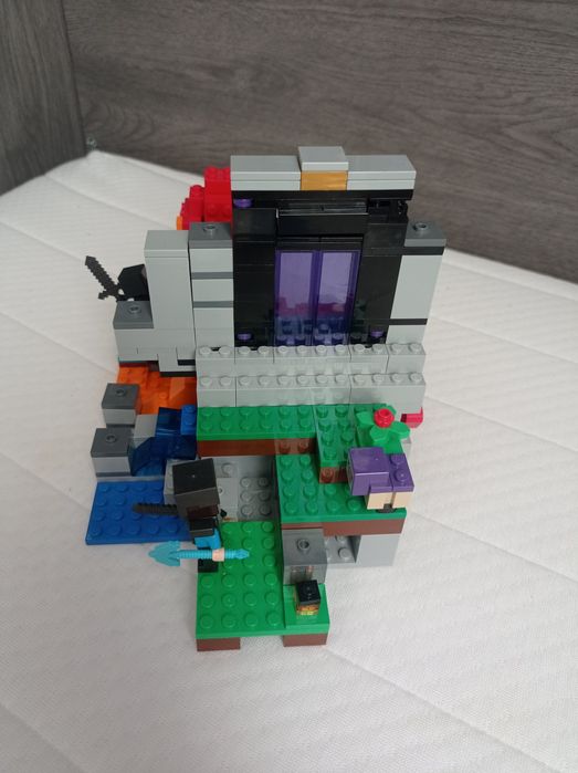 LEGO Minecraft 21172 zniszczony portal