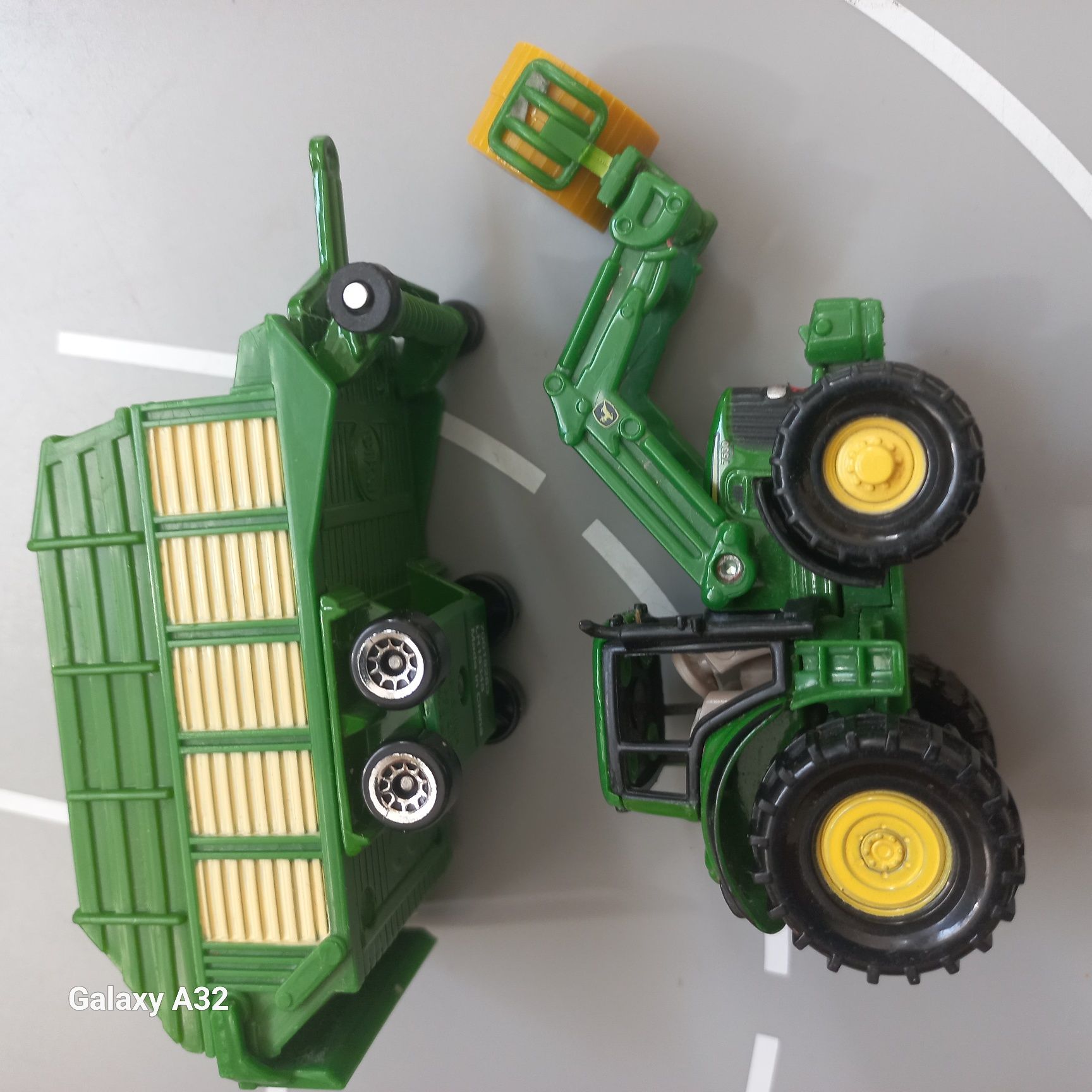 Siku traktor John deere z ladowaczem do dlomy I przyczepa + bela slomy