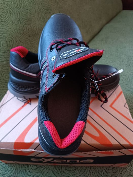 Продаются ботинки осенние,новые,42 размер полный,в отличном состоянии