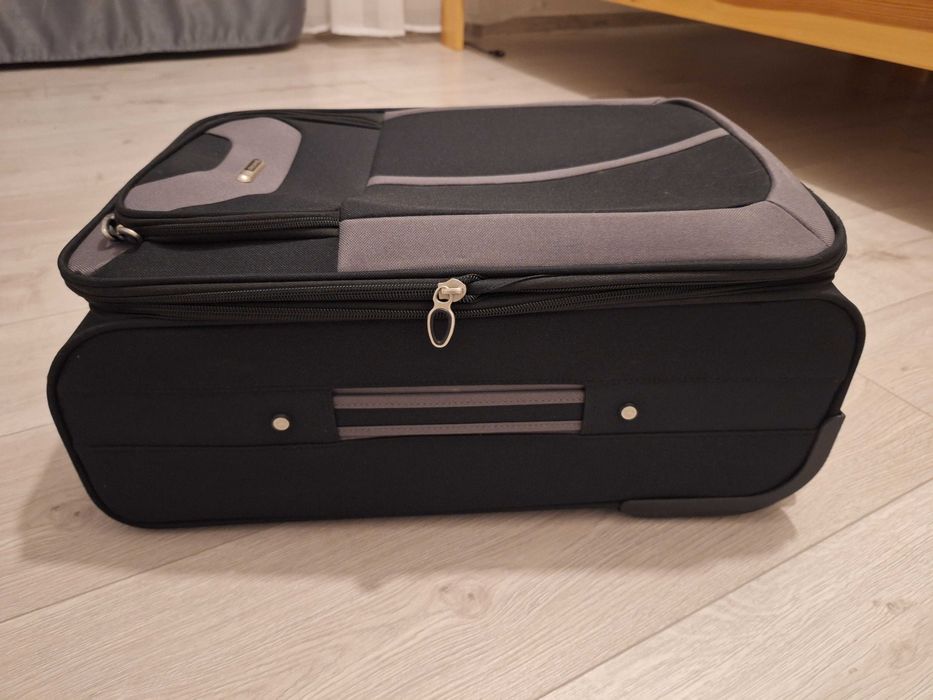 Walizka podróżna średnia