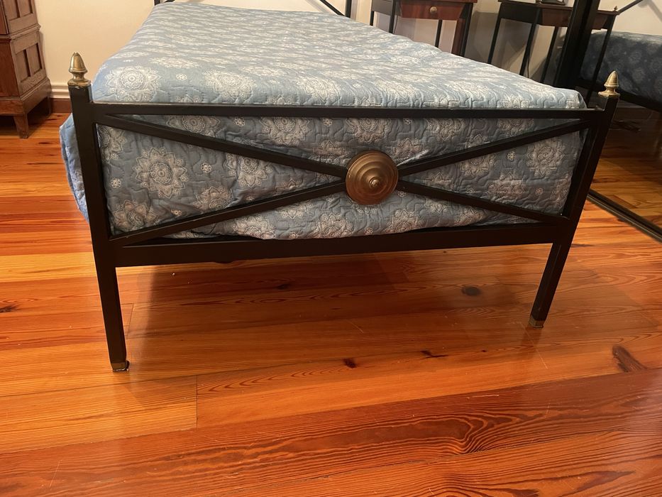 Conjunto Duas Camas solteiro + mesa de cabeceira