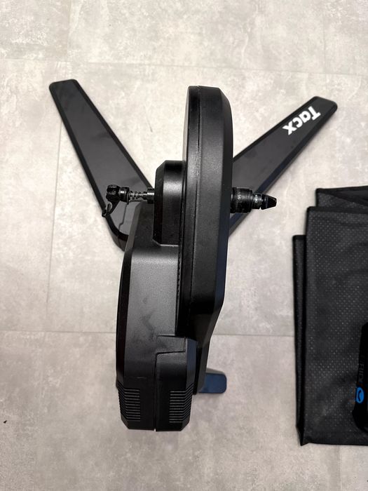 Trenażer rowerowy Tacx Flux S Smart + akcesoria (m.in. adapter)