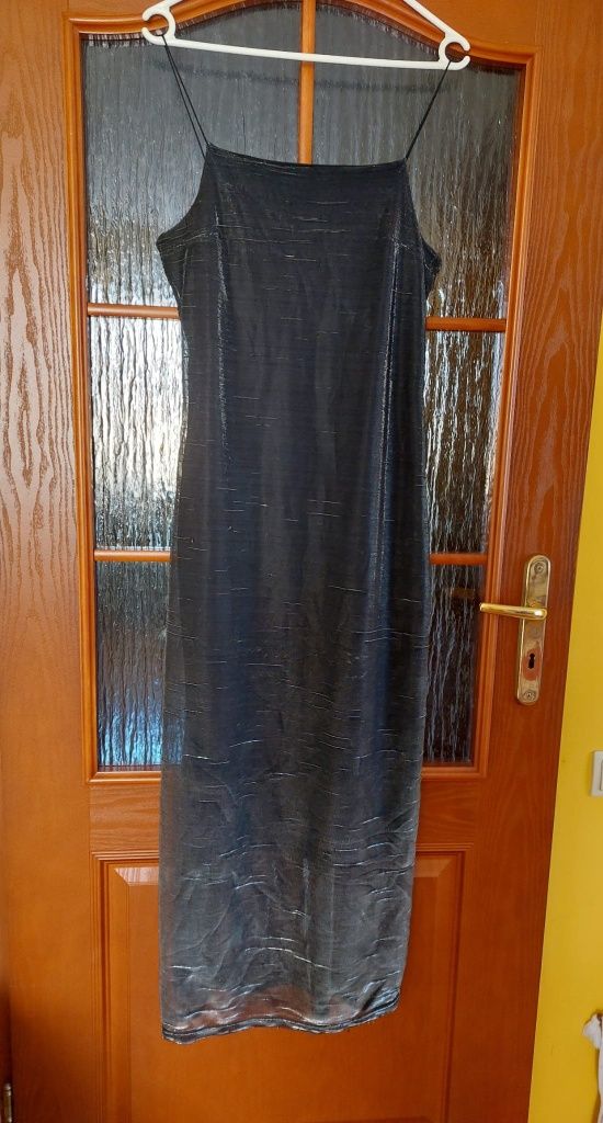 Czarna,długa sukienka,srebrny połyskiem,na cienkich ramiączkach M/L
