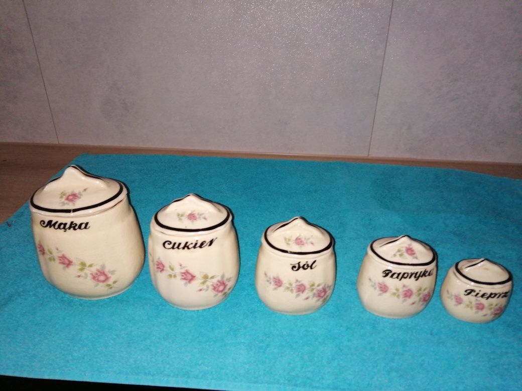 Sprzedam 5 pojemników na przyprawy w kolorze beżowym z porcelany