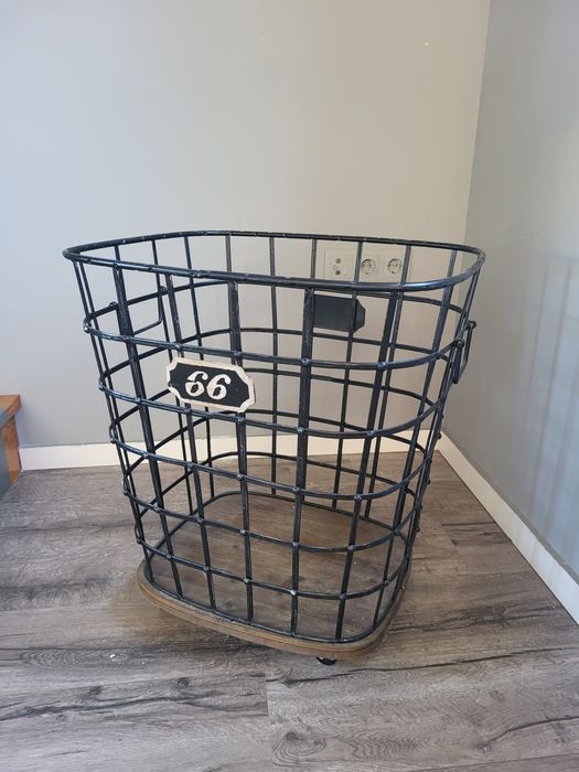 Cesto de metal com rodas