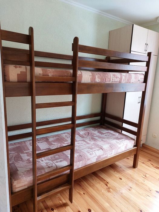 Продаю дубове двохярусне ліжко з двосторонніми матрасами(зима-літо)