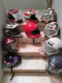 Cerca de 30 capacetes de mota
