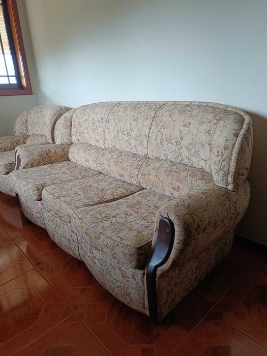 Sofá-cama e 2 cadeirões