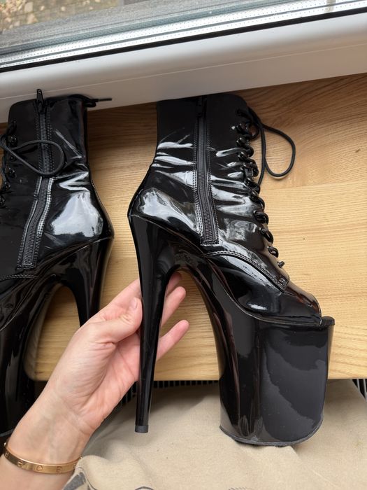 Стріпи pleaser в гарному стані 38