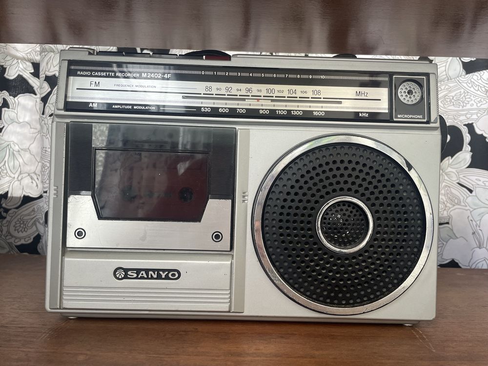 Rádio vintage Sanyo para decoração