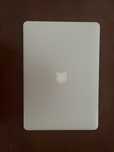 MacBook Pro com carregador
