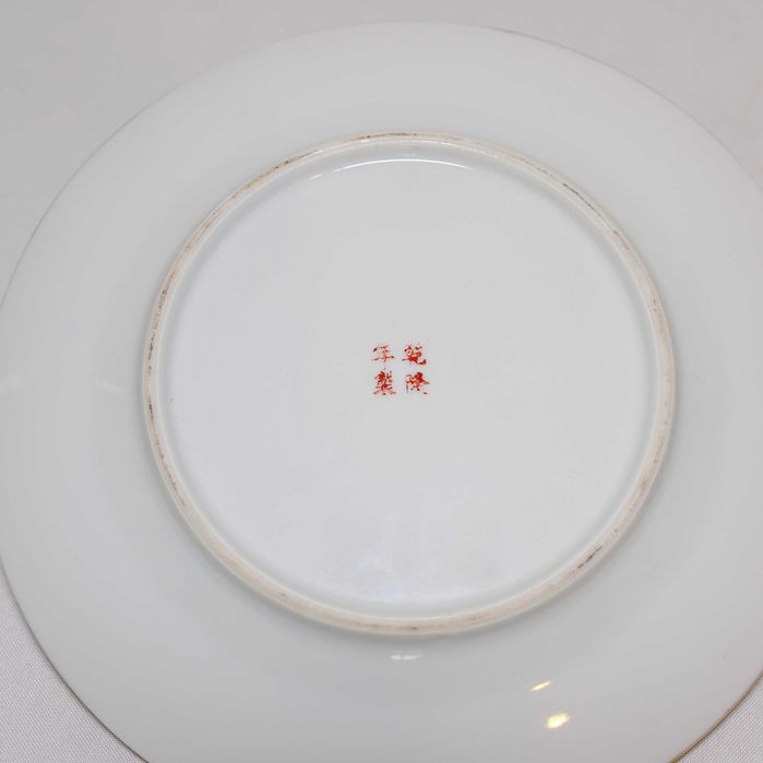 Pratos de porcelana oriental com marcação