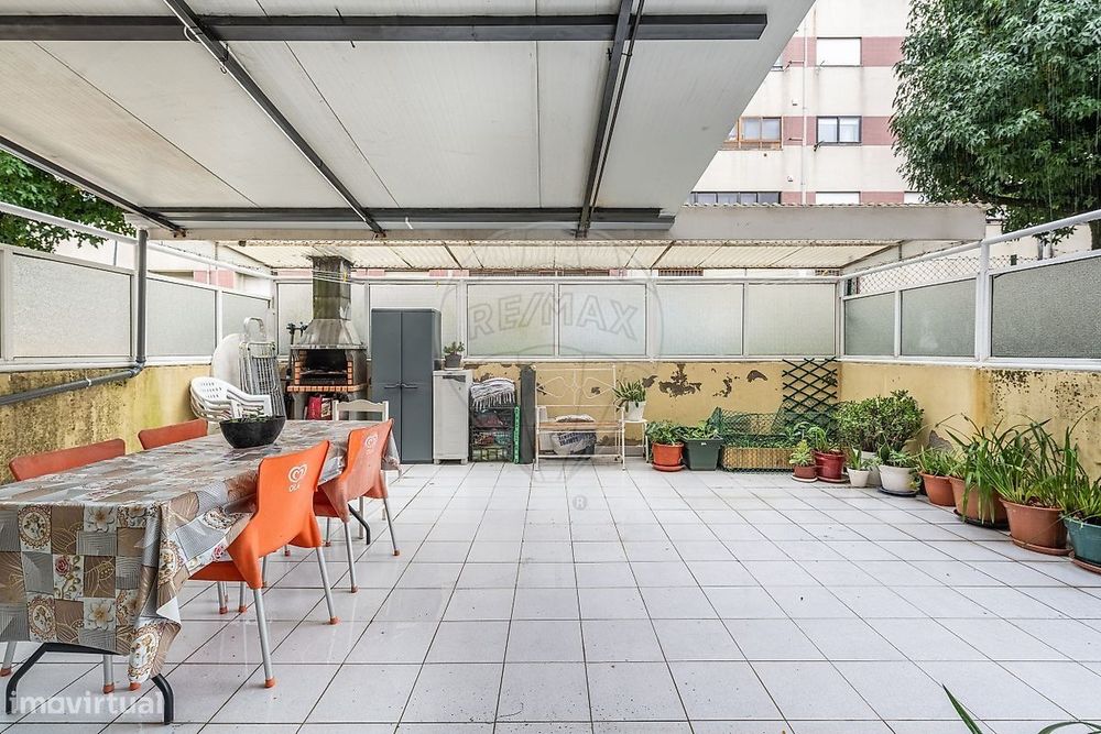 Apartamento T3 com boas áreas, situado no rés-do-chão