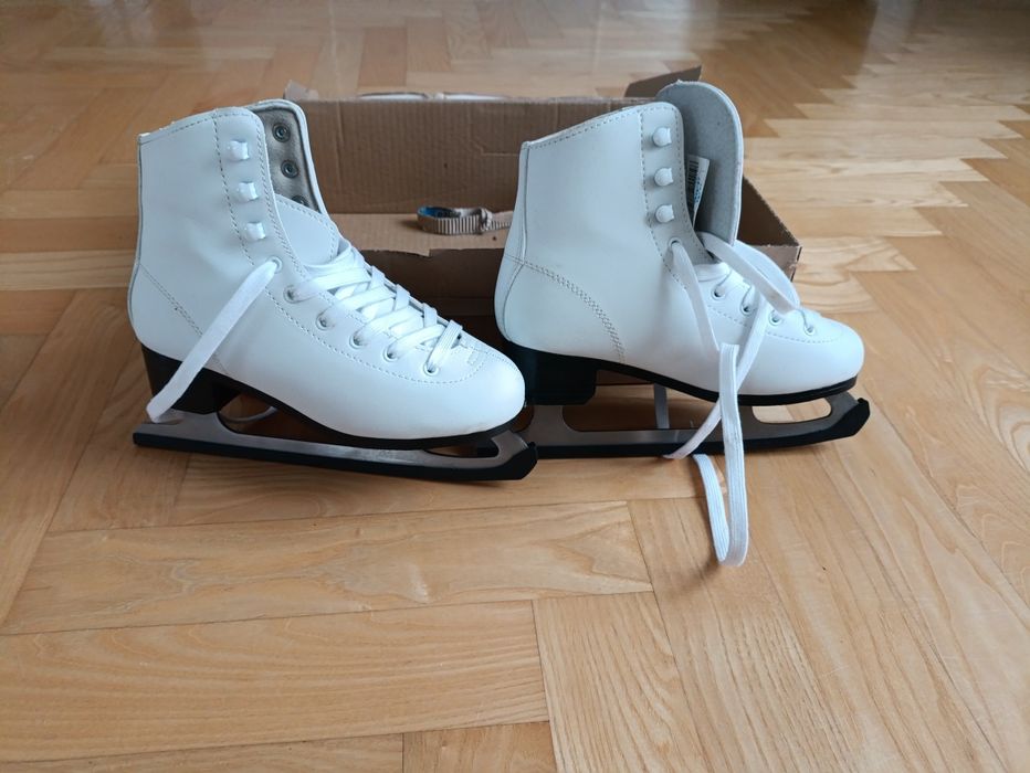 Białe łyżwy figurowe