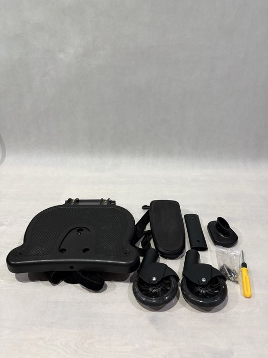 Dostawka do wózka z siedziskiem i kółkami – dla starszego dziecka