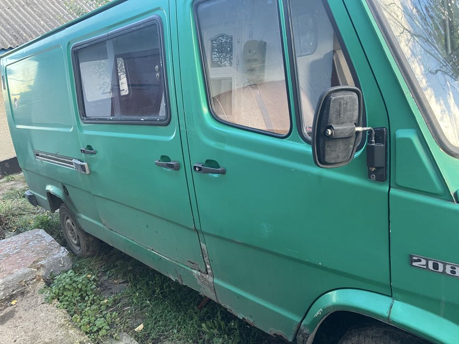 Продається надійне авто Mersedes D208 T1