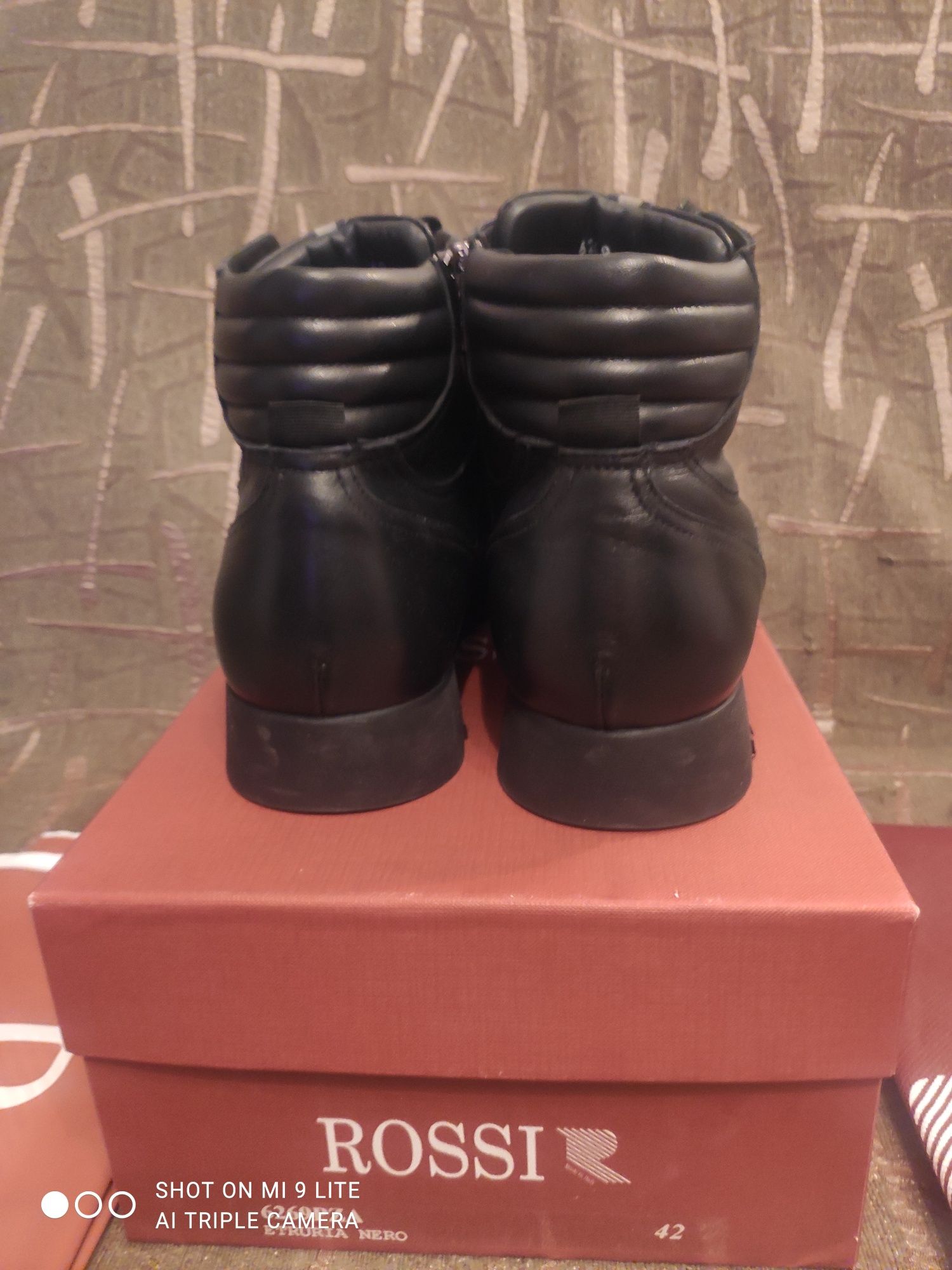 Новые  зимние мужские ботинки ROSSI. 42 р.. 3200 гр..