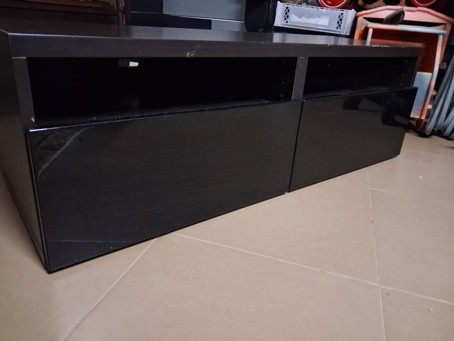 Móvel Besta Wengue com portas lacadas preto brilhante