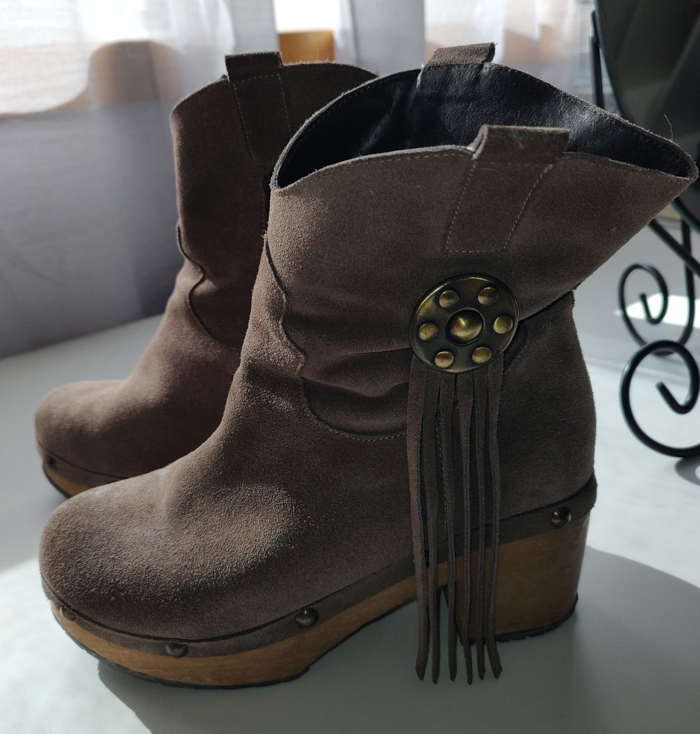 Botas em pele cor rato