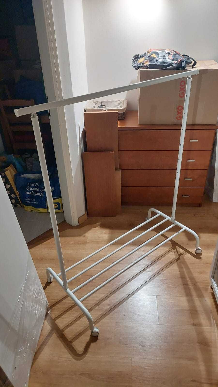Charrion para pendurar cabides/roupas