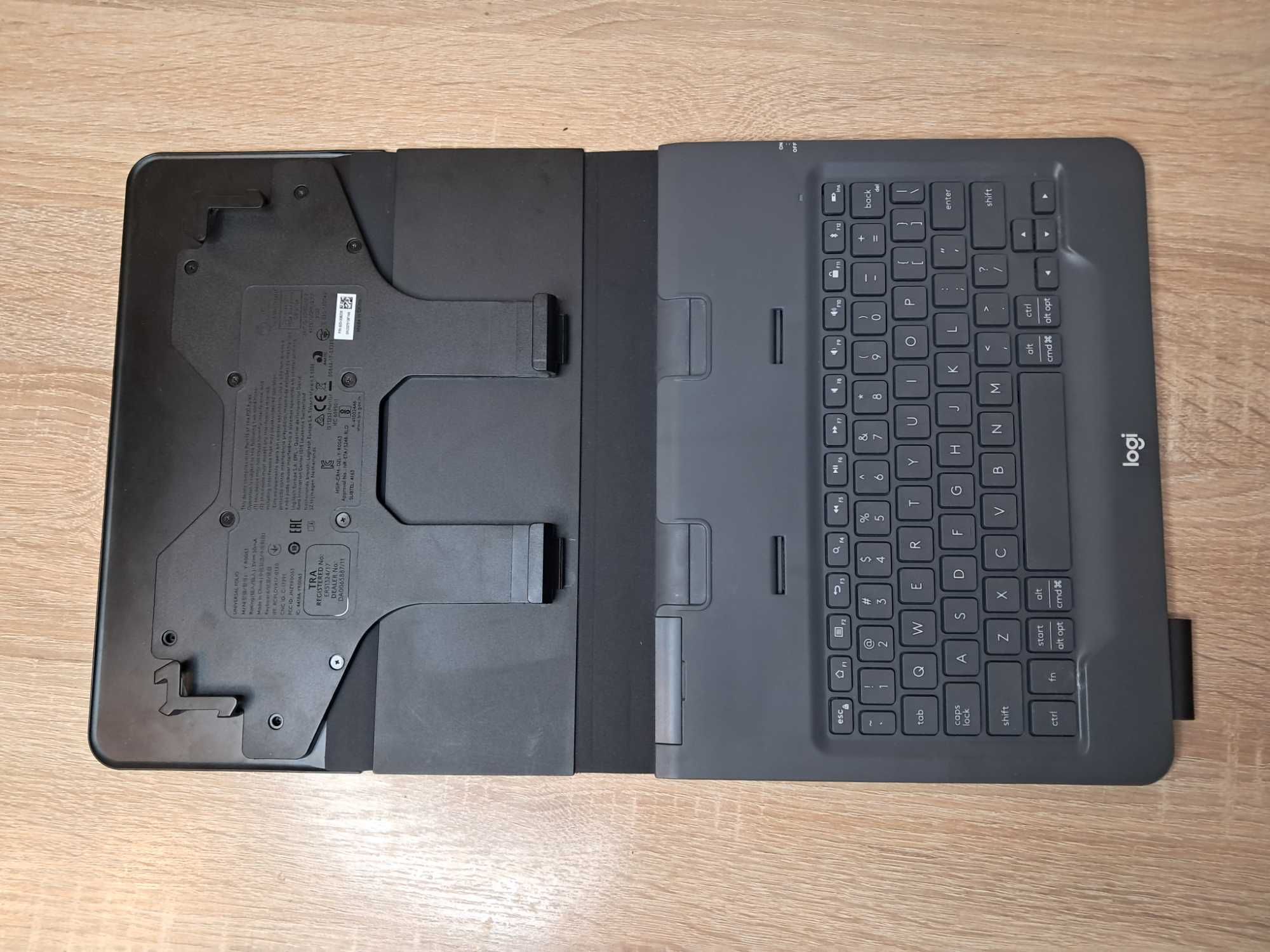 Чохол для планшету з клавіатурою Logitech Universal Folio