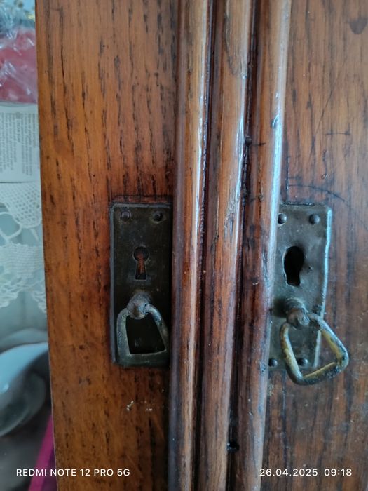 Старинный шкаф дерево