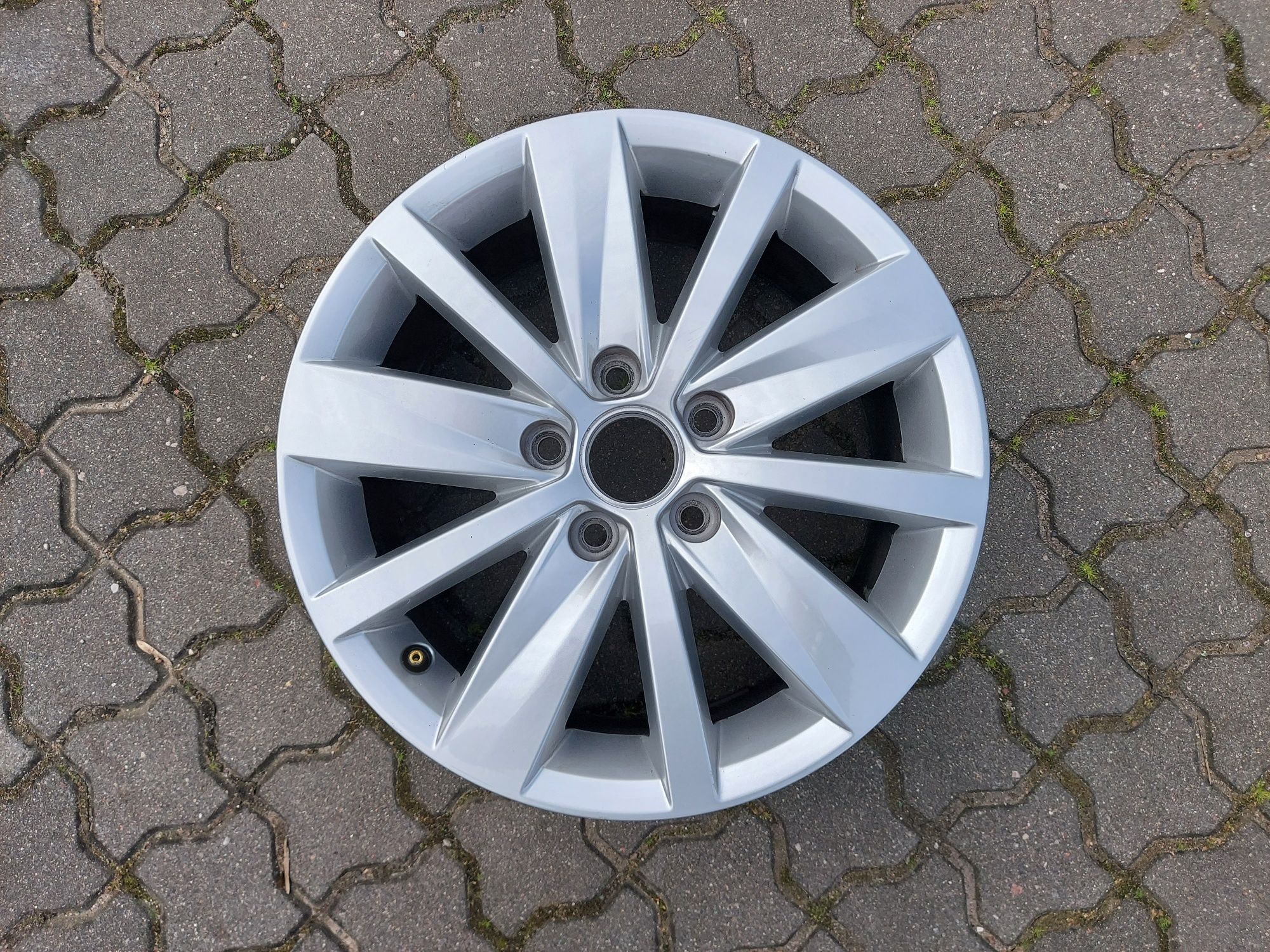 Felgi aluminiowe 16" Volkswagen 3AA 601 025 ładne