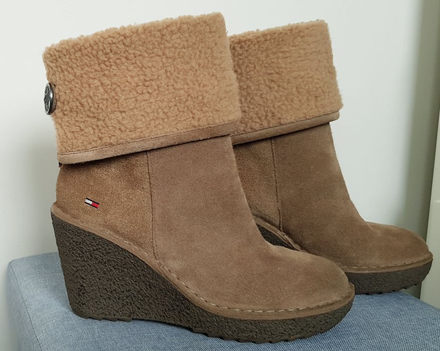 Tommy Hilfiger botki na koturnie, skóra zamszowa