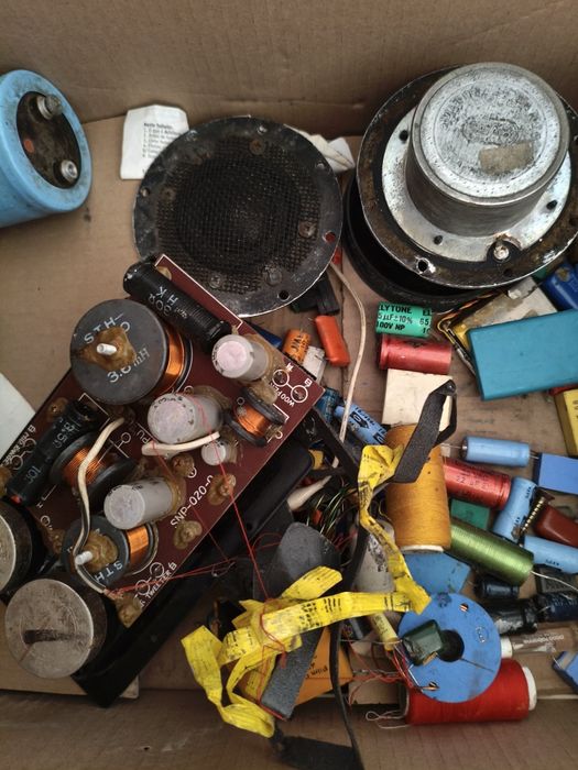 Cx com alguns componentes q so raram de crossovers e 2 medios agudos